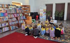 Bibliotekarz-czyta-dziecia-ksiazke.-Dzieci-siedza-w-koleczku-scaled