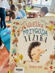 Zdjecie-przedstawia-okladke-czytanej-ksiazki.-Jej-tytul-to-Wielka-przygoda-jezyka-scaled