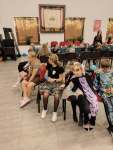Dzieci-w-kolorowych-przebraniach-czekaja-na-zabawe-w-Gorace-krzesla