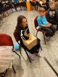 Dziewczynka-w-przebraniu-kosciotrupa-losuje-upominek-z-paczki