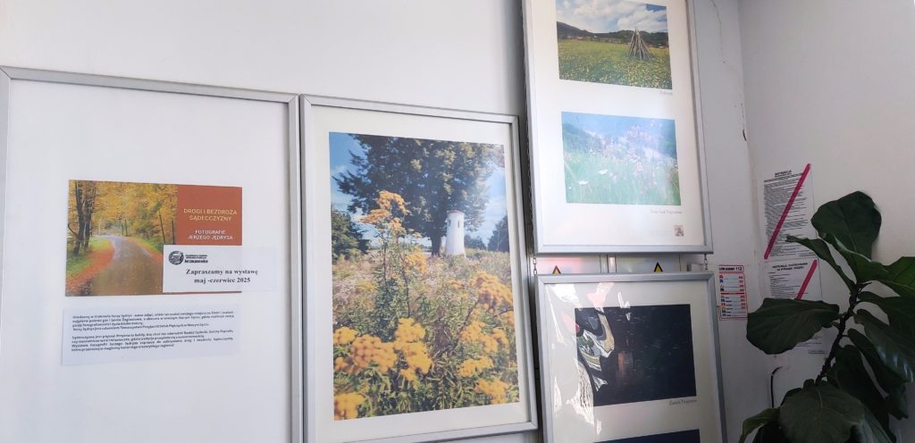Serdecznie zapraszamy na najnowszą wystawę fotografii „Drogi i bezdroża Sądecczyzny” Jerzego Jędrysa, V-VI. 2025