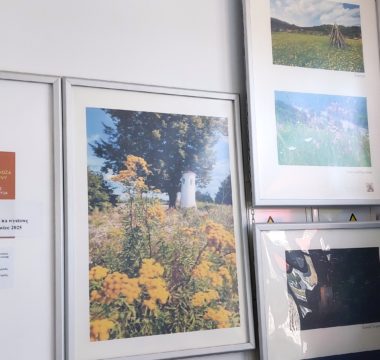 Serdecznie zapraszamy na najnowszą wystawę fotografii „Drogi i bezdroża Sądecczyzny” Jerzego Jędrysa, V-VI. 2025
