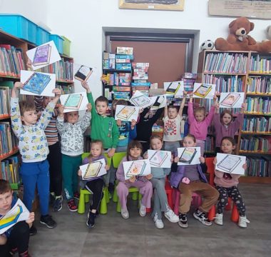 Lekcja biblioteczna dla uczniów klasy pierwszej Szkoły Podstawowej im. Św. Królowej Jadwigi w Jerzmanowicach