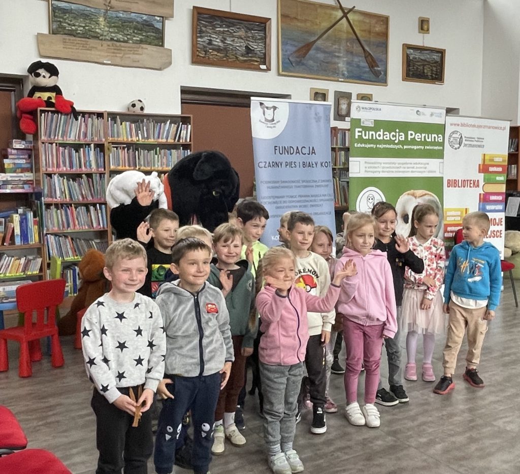 Warsztaty edukacyjne “Bezpieczny pies – bezpieczne dziecko” z Fundacją Peruna dla dzieci z trzech grup Samorządowego Przedszkola w Jerzmanowicach. Tydzień Bibliotek 2025
