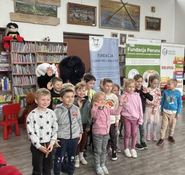 Warsztaty edukacyjne “Bezpieczny pies – bezpieczne dziecko” z Fundacją Peruna dla dzieci z trzech grup Samorządowego Przedszkola w Jerzmanowicach. Tydzień Bibliotek 2025