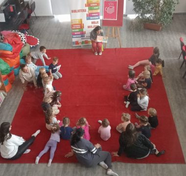 Spotkanie czytelnicze z alfabetem dla dzieci z Prywatnego Przedszkola „Mali Odkrywcy” w Jerzmanowicach w ramach Dyskusyjnych Klubów Książki dla dzieci