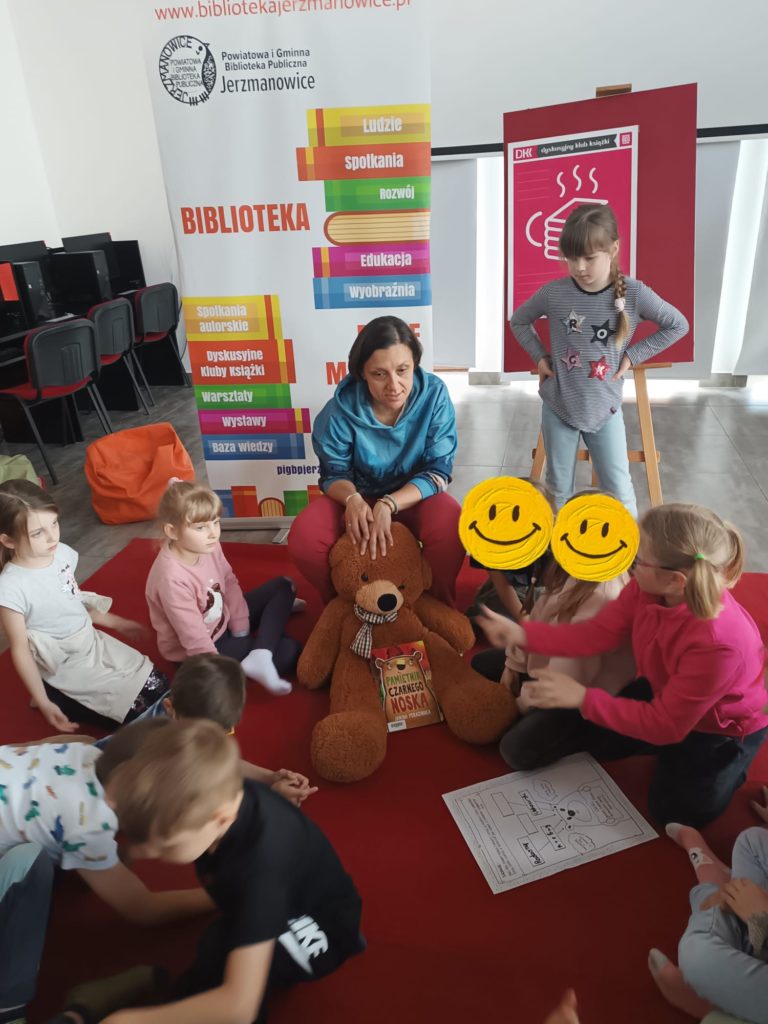 Lekcja biblioteczna dla dzieci z I klasy Szkoły Podstawowej im. Świętej Królowej Jadwigi w Jerzmanowicach