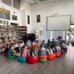 Wizyta w bibliotece kolejnych zwycięzców rywalizacji podczas Tygodnia Kolorów w Szkole Podstawowej im. Św. Królowej Jadwigi w Jerzmanowicach