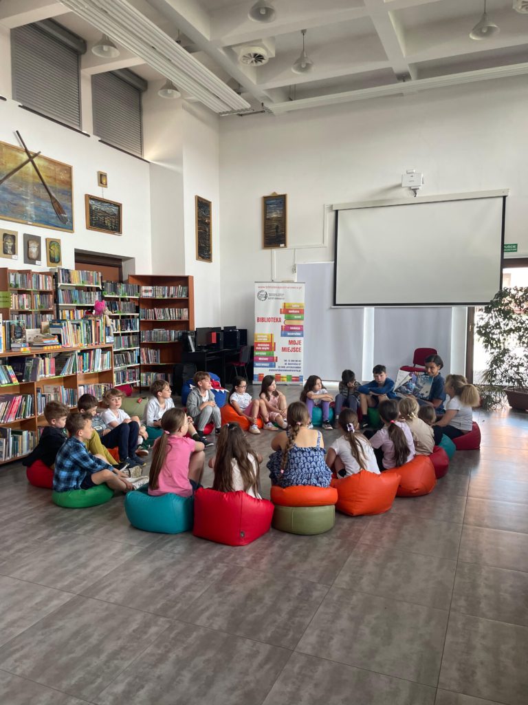 Wizyta w bibliotece kolejnych zwycięzców rywalizacji podczas Tygodnia Kolorów w Szkole Podstawowej im. Św. Królowej Jadwigi w Jerzmanowicach