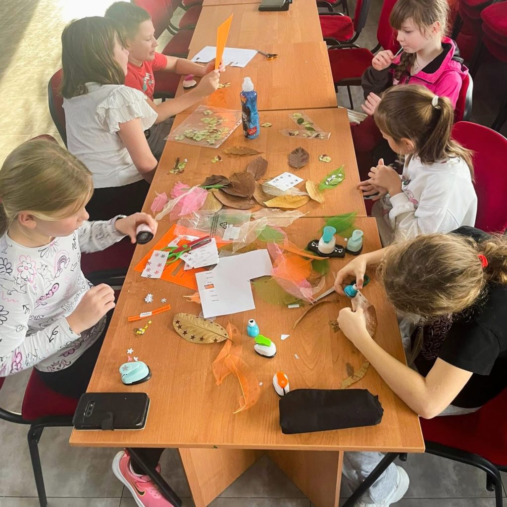 7.11.2025 - Kreatywne warsztaty w bibliotece – robimy zakładki do książek!