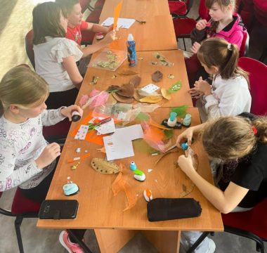 7.11.2025 - Kreatywne warsztaty w bibliotece – robimy zakładki do książek!